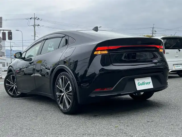 トヨタ プリウス G 京都府 2023(令5)年 1.1万km アティチュードブラックマイカ  スマートキー２個/ セーフティセンス/ パーキングサポートブレーキ/ ブラインドスポットモニター/ 純正8インチディスプレイオーディオ/・　パノラミックビューモニター/・　車載ナビ/・　フルセグTV/・　BTオーディオ/ 前席シートヒーター/ ビルトインETC2.0/ 前後ドライブレコーダー/ レーダークルーズコントロール/ HDMI端子/ AC100Vアクセサリーコンセント/ 充電用Cタイプソケット/ クリアランスソナー/ スペアタイヤ/ 純正19インチアルミホイール/ LEDヘッドライト/ 純正フロアマット/ ドアバイザー/ 新車時保証書