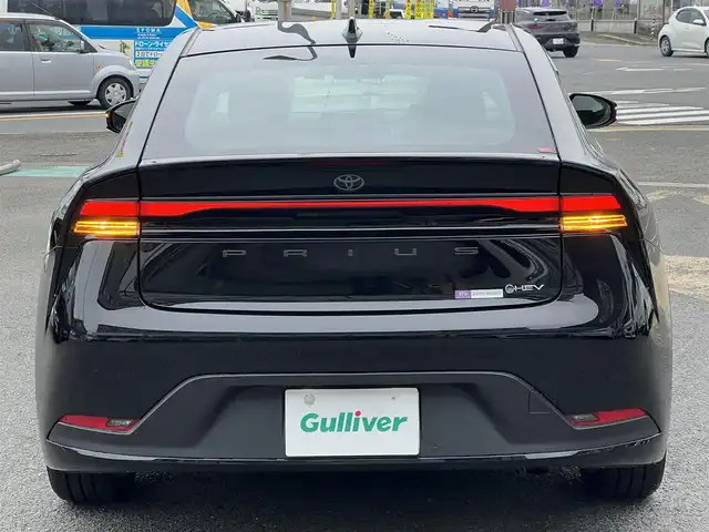 トヨタ プリウス G 京都府 2023(令5)年 1.1万km アティチュードブラックマイカ  スマートキー２個/ セーフティセンス/ パーキングサポートブレーキ/ ブラインドスポットモニター/ 純正8インチディスプレイオーディオ/・　パノラミックビューモニター/・　車載ナビ/・　フルセグTV/・　BTオーディオ/ 前席シートヒーター/ ビルトインETC2.0/ 前後ドライブレコーダー/ レーダークルーズコントロール/ HDMI端子/ AC100Vアクセサリーコンセント/ 充電用Cタイプソケット/ クリアランスソナー/ スペアタイヤ/ 純正19インチアルミホイール/ LEDヘッドライト/ 純正フロアマット/ ドアバイザー/ 新車時保証書