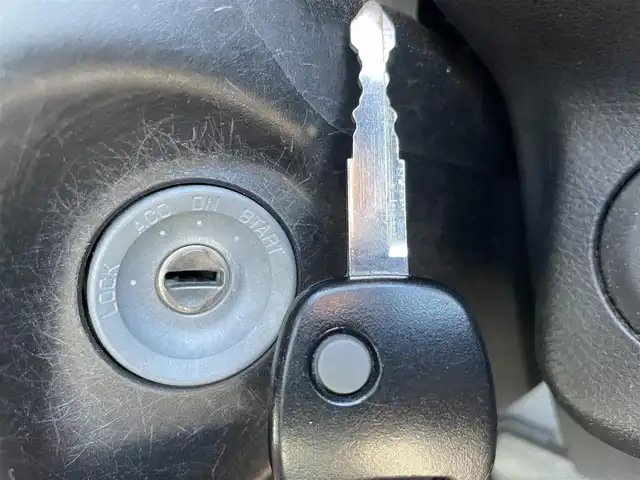 スズキ アルト L 岡山県 2016(平28)年 7.4万km シルキーシルバーメタリック 登録時走行距離:74102km/禁煙車/純正オーディオ/衝突被害軽減システム/ビルトインETC/D席シートヒーター/ヘッドライトレベライザー/リモコンキー/アイドリングストップ/ドアバイザー/純正フロアマット/純正ホイールカバー/横滑防止装置/盗難防止装置