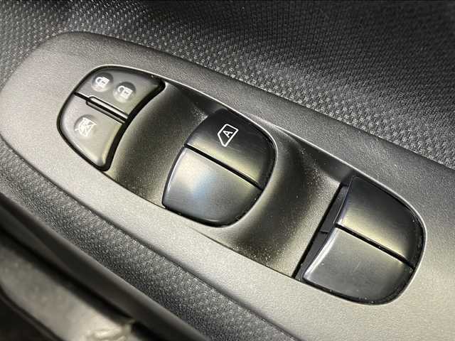 日産 セレナ ハイウェイS G S HV Aセーフ 栃木県 2014(平26)年 5.8万km ブリリアントシルバー 純正ナビ/（CD/DVD/フルセグTV/BT）/全方位カメラ/エマージェンシーブレーキ/レーンキープアシスト/コーナーセンサー/ETC/片側パワースライドドア/LEDヘッドライト/横滑り防止装置/純正アルミホイール/純正フロアマット