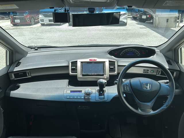 ホンダ フリード スパイク G ジャストセレクション 沖縄県 2015(平27)年 8.1万km ホワイトオーキッドパール 社外ナビ　AM／FM／CD／Ｂｌｕｅｔｏｏｔｈ　　/バックモニター　/フルセグＴＶ　/ドライブレコーダー　/フルフラットシート　/ＥＴＣ/両側パワスラ　/横滑り防止機能　/アイドリングストップ　/電格ミラー