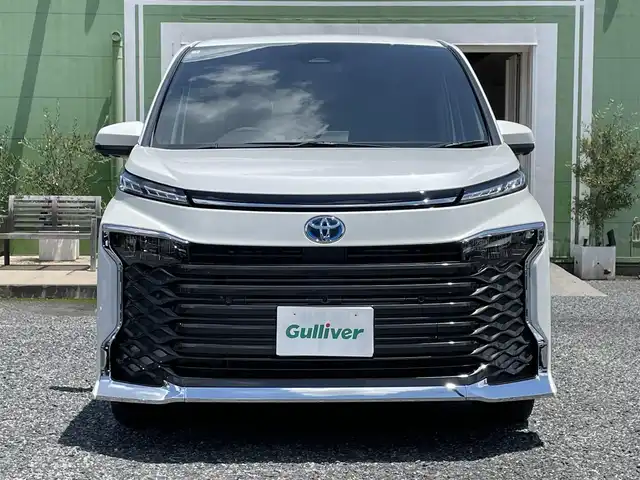 トヨタ ヴォクシー ハイブリッド S－Z 埼玉県 2025(令7)年 0.1万km未満 ホワイトパールクリスタルシャイン 快適利便パッケージ/・ハンズフリー両側パワースライドドア/・パワーバックドア/・前席シートヒーター/・前席快適温熱ヒーター/・オットマン/・ナノイーX/・ステアリングヒーター/トヨタチームメイト/（アドバンスドパーク）/ユニバーサルステップ/純正10.5型ナビTV/パノラミックビューモニター/ビルトインETC2.0/LEDヘッドライト/クリアランスソナー/走行５キロ/プッシュスタート/スマートキー/保証書付整備手帳/取扱説明書