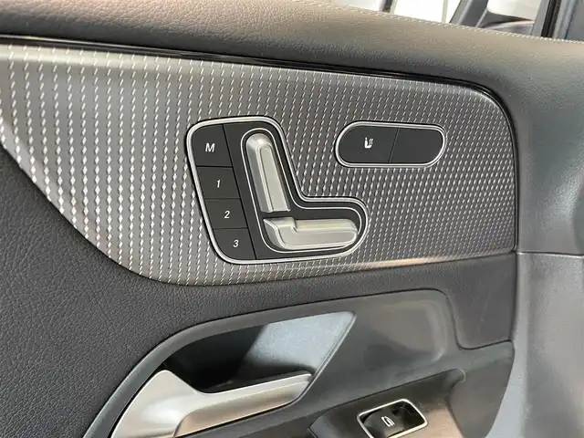 メルセデス・ベンツ ＧＬＢ２００ｄ 愛知県 2020(令2)年 2.7万km ポーラホワイト ＭＢＵＸ　/３６０度カメラ　/Ｂｌｕｅｔｏｏｔｈ　/フルセグＴＶ　/ＵＳＢ　/ワイヤレスチャージ　/シートヒーター　/ハーフレザー　/パワーシート　/ＡＣＣ　/ＬＫＡ　/ＬＤＷ　/ＢＳＭ　/ドライブレコーダー　/パワーバックドア/プッシュスタート/アイドリングストップ/ウィンカーミラー