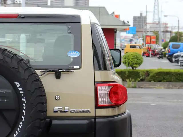 トヨタ ＦＪクルーザー 神奈川県 2013(平25)年 9.6万km ベージュ/ホワイト ドラレコ /ETC/4WD/センサーデフロック/コーナーセンサー/サイドステップ/リアワイパー/社外メモリナビ /Bluetoothオーディオ/DVD/CDナビ/USB入力端子/バックカメラ/フルセグテレビ/クルーズコントロール/ドアバイザー/純正フロアマット/スペアタイヤ/保証書/取説/記録簿(H25/26/27/R1)