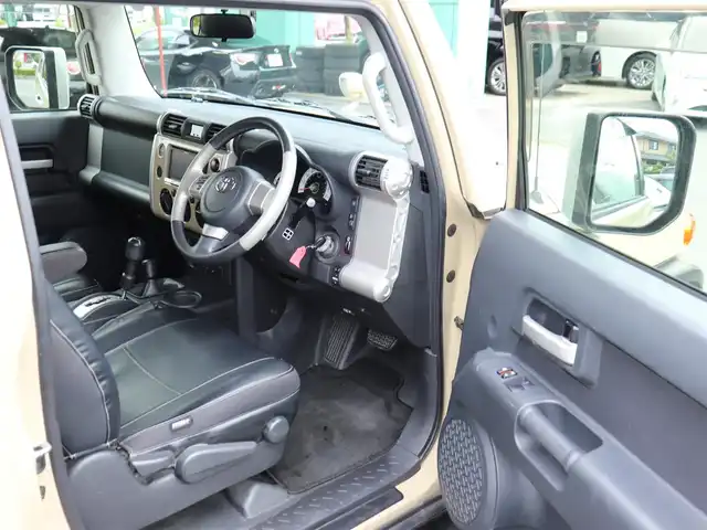 トヨタ ＦＪクルーザー 神奈川県 2013(平25)年 9.6万km ベージュ/ホワイト ドラレコ /ETC/4WD/センサーデフロック/コーナーセンサー/サイドステップ/リアワイパー/社外メモリナビ /Bluetoothオーディオ/DVD/CDナビ/USB入力端子/バックカメラ/フルセグテレビ/クルーズコントロール/ドアバイザー/純正フロアマット/スペアタイヤ/保証書/取説/記録簿(H25/26/27/R1)