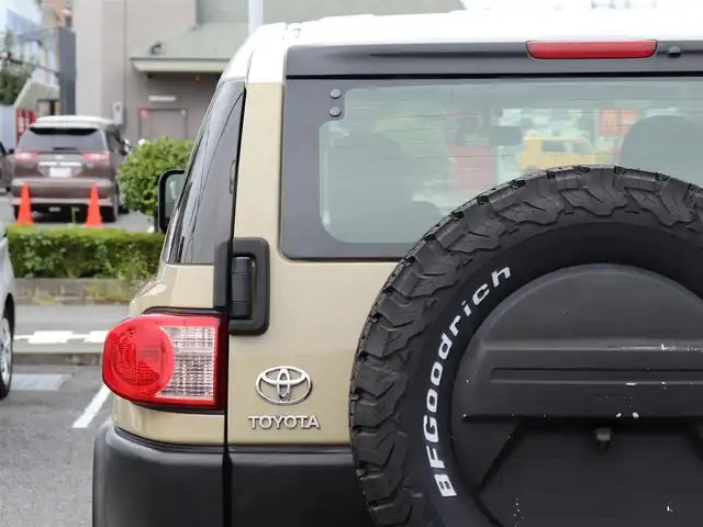 トヨタ ＦＪクルーザー 神奈川県 2013(平25)年 9.6万km ベージュ/ホワイト ドラレコ /ETC/4WD/センサーデフロック/コーナーセンサー/サイドステップ/リアワイパー/社外メモリナビ /Bluetoothオーディオ/DVD/CDナビ/USB入力端子/バックカメラ/フルセグテレビ/クルーズコントロール/ドアバイザー/純正フロアマット/スペアタイヤ/保証書/取説/記録簿(H25/26/27/R1)