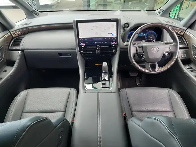 トヨタ ヴェルファイア ハイブリット エグゼクティブ ラウンジ 東京都 2024(令6)年 1.7万km プラチナホワイトパールマイカ 左右独立ムーンルーフ/電動サイドステップ (左右)/JBLプレミアムサウンド/Toyota Safety Sense/・プリクラッシュセーフティ/・レーントレーシングアシスト/・先行車発進告知機能/・オートマチックハイビーム/・レーダークルーズコントロール/・クリアランスソナー/・ロードサインアシスト/・ブラインドスポットモニター/・ヘッドアップディスプレイ/パノラミックビューモニター/アドバンスドパーク/プッシュスタート/パドルシフト/純正ナビ/フルセグTV/リアエンターテインメント/ETC2.0/デジタルインナーミラー/ワイヤレス充電器/両側パワースライドドア/パワーシート/パワーバックドア/レザーシート/シートヒーター/ベンチレーション/ステアリングヒーター/LEDヘッドライト/ドアバイザー/17インチ純正アルミホイール/スマートキー