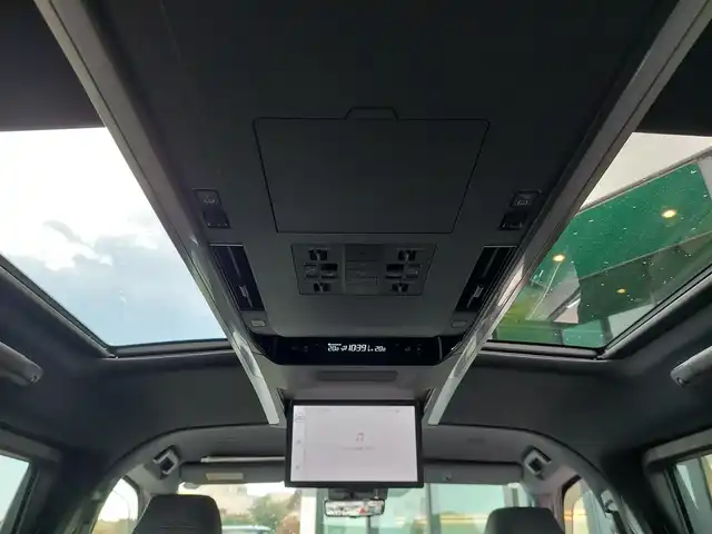 トヨタ ヴェルファイア ハイブリット エグゼクティブ ラウンジ 東京都 2024(令6)年 1.7万km プラチナホワイトパールマイカ 左右独立ムーンルーフ/電動サイドステップ (左右)/JBLプレミアムサウンド/Toyota Safety Sense/・プリクラッシュセーフティ/・レーントレーシングアシスト/・先行車発進告知機能/・オートマチックハイビーム/・レーダークルーズコントロール/・クリアランスソナー/・ロードサインアシスト/・ブラインドスポットモニター/・ヘッドアップディスプレイ/パノラミックビューモニター/アドバンスドパーク/プッシュスタート/パドルシフト/純正ナビ/フルセグTV/リアエンターテインメント/ETC2.0/デジタルインナーミラー/ワイヤレス充電器/両側パワースライドドア/パワーシート/パワーバックドア/レザーシート/シートヒーター/ベンチレーション/ステアリングヒーター/LEDヘッドライト/ドアバイザー/17インチ純正アルミホイール/スマートキー