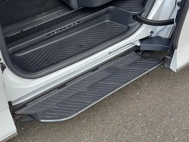 トヨタ ヴェルファイア ハイブリット エグゼクティブ ラウンジ 東京都 2024(令6)年 1.7万km プラチナホワイトパールマイカ 左右独立ムーンルーフ/電動サイドステップ (左右)/JBLプレミアムサウンド/Toyota Safety Sense/・プリクラッシュセーフティ/・レーントレーシングアシスト/・先行車発進告知機能/・オートマチックハイビーム/・レーダークルーズコントロール/・クリアランスソナー/・ロードサインアシスト/・ブラインドスポットモニター/・ヘッドアップディスプレイ/パノラミックビューモニター/アドバンスドパーク/プッシュスタート/パドルシフト/純正ナビ/フルセグTV/リアエンターテインメント/ETC2.0/デジタルインナーミラー/ワイヤレス充電器/両側パワースライドドア/パワーシート/パワーバックドア/レザーシート/シートヒーター/ベンチレーション/ステアリングヒーター/LEDヘッドライト/ドアバイザー/17インチ純正アルミホイール/スマートキー