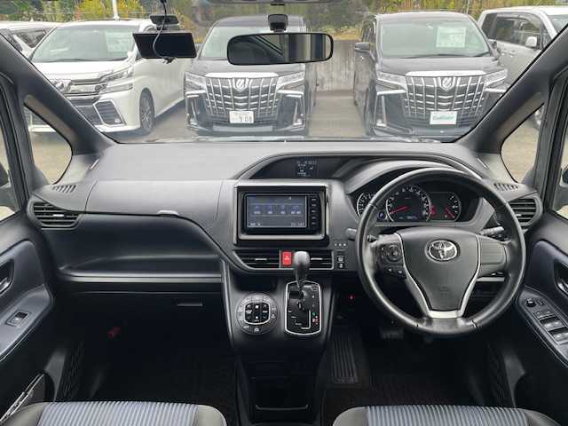 トヨタ ヴォクシー ZS 煌 静岡県 2015(平27)年 7.8万km ブラッキッシュアゲハガラスフレーク ●純正SDナビ/(フルセグ/CD/DVD/Bluetooth)/(NSZT-W64)/●バックカメラ/●純正11型フリップダウンモニター/●アイドリングストップ/●LEDヘッドライト/●オートライト/●フォグランプ/●革巻きステアリング/●ステアリングスイッチ/●電動格納ウインカーミラー/●ETC/●ISOFIX/●純正フロアマット/●ドアバイザー/●前方ドライブレコーダー/●プッシュスタート/●スマートキー/●純正16インチアルミホイール/●ダブル+サイドSRS+ABS/●保証書/●取扱説明書