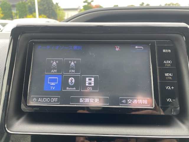 トヨタ ヴォクシー ZS 煌 静岡県 2015(平27)年 7.8万km ブラッキッシュアゲハガラスフレーク ●純正SDナビ/(フルセグ/CD/DVD/Bluetooth)/(NSZT-W64)/●バックカメラ/●純正11型フリップダウンモニター/●アイドリングストップ/●LEDヘッドライト/●オートライト/●フォグランプ/●革巻きステアリング/●ステアリングスイッチ/●電動格納ウインカーミラー/●ETC/●ISOFIX/●純正フロアマット/●ドアバイザー/●前方ドライブレコーダー/●プッシュスタート/●スマートキー/●純正16インチアルミホイール/●ダブル+サイドSRS+ABS/●保証書/●取扱説明書