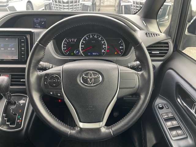 トヨタ ヴォクシー ZS 煌 静岡県 2015(平27)年 7.8万km ブラッキッシュアゲハガラスフレーク ●純正SDナビ/(フルセグ/CD/DVD/Bluetooth)/(NSZT-W64)/●バックカメラ/●純正11型フリップダウンモニター/●アイドリングストップ/●LEDヘッドライト/●オートライト/●フォグランプ/●革巻きステアリング/●ステアリングスイッチ/●電動格納ウインカーミラー/●ETC/●ISOFIX/●純正フロアマット/●ドアバイザー/●前方ドライブレコーダー/●プッシュスタート/●スマートキー/●純正16インチアルミホイール/●ダブル+サイドSRS+ABS/●保証書/●取扱説明書