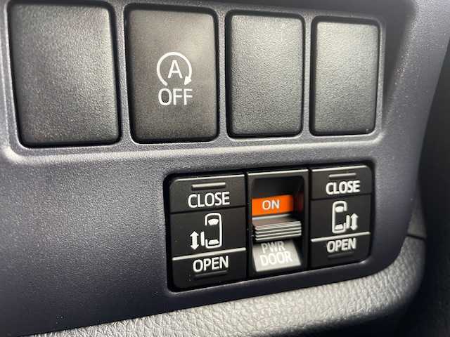 トヨタ ヴォクシー ZS 煌 静岡県 2015(平27)年 7.8万km ブラッキッシュアゲハガラスフレーク ●純正SDナビ/(フルセグ/CD/DVD/Bluetooth)/(NSZT-W64)/●バックカメラ/●純正11型フリップダウンモニター/●アイドリングストップ/●LEDヘッドライト/●オートライト/●フォグランプ/●革巻きステアリング/●ステアリングスイッチ/●電動格納ウインカーミラー/●ETC/●ISOFIX/●純正フロアマット/●ドアバイザー/●前方ドライブレコーダー/●プッシュスタート/●スマートキー/●純正16インチアルミホイール/●ダブル+サイドSRS+ABS/●保証書/●取扱説明書