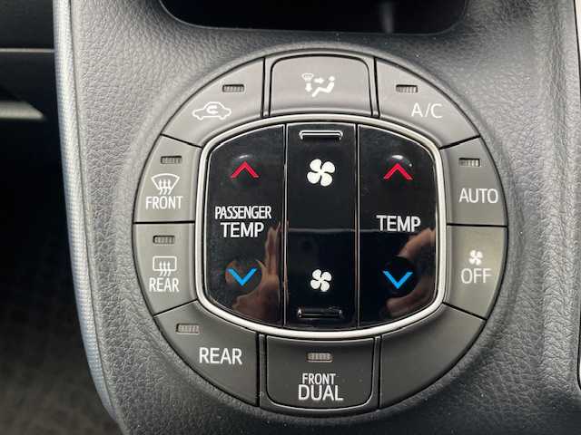 トヨタ ヴォクシー ZS 煌 静岡県 2015(平27)年 7.8万km ブラッキッシュアゲハガラスフレーク ●純正SDナビ/(フルセグ/CD/DVD/Bluetooth)/(NSZT-W64)/●バックカメラ/●純正11型フリップダウンモニター/●アイドリングストップ/●LEDヘッドライト/●オートライト/●フォグランプ/●革巻きステアリング/●ステアリングスイッチ/●電動格納ウインカーミラー/●ETC/●ISOFIX/●純正フロアマット/●ドアバイザー/●前方ドライブレコーダー/●プッシュスタート/●スマートキー/●純正16インチアルミホイール/●ダブル+サイドSRS+ABS/●保証書/●取扱説明書