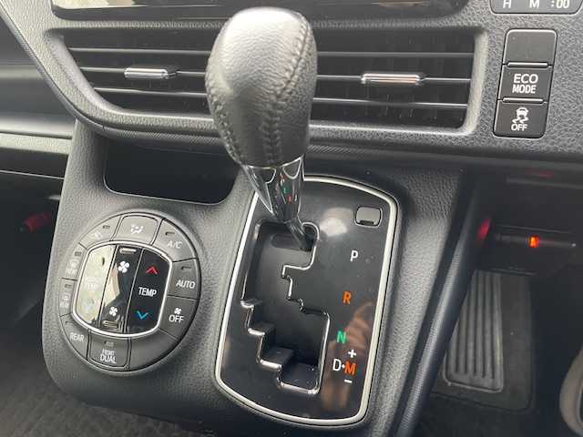 トヨタ ヴォクシー ZS 煌 静岡県 2015(平27)年 7.8万km ブラッキッシュアゲハガラスフレーク ●純正SDナビ/(フルセグ/CD/DVD/Bluetooth)/(NSZT-W64)/●バックカメラ/●純正11型フリップダウンモニター/●アイドリングストップ/●LEDヘッドライト/●オートライト/●フォグランプ/●革巻きステアリング/●ステアリングスイッチ/●電動格納ウインカーミラー/●ETC/●ISOFIX/●純正フロアマット/●ドアバイザー/●前方ドライブレコーダー/●プッシュスタート/●スマートキー/●純正16インチアルミホイール/●ダブル+サイドSRS+ABS/●保証書/●取扱説明書