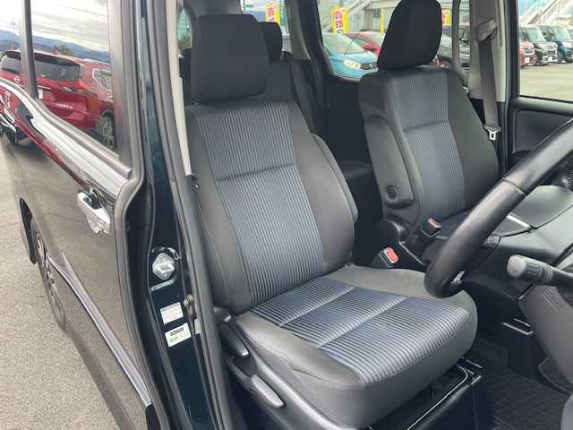 トヨタ ヴォクシー ZS 煌 静岡県 2015(平27)年 7.8万km ブラッキッシュアゲハガラスフレーク ●純正SDナビ/(フルセグ/CD/DVD/Bluetooth)/(NSZT-W64)/●バックカメラ/●純正11型フリップダウンモニター/●アイドリングストップ/●LEDヘッドライト/●オートライト/●フォグランプ/●革巻きステアリング/●ステアリングスイッチ/●電動格納ウインカーミラー/●ETC/●ISOFIX/●純正フロアマット/●ドアバイザー/●前方ドライブレコーダー/●プッシュスタート/●スマートキー/●純正16インチアルミホイール/●ダブル+サイドSRS+ABS/●保証書/●取扱説明書