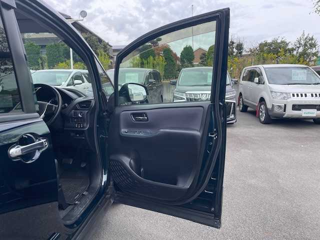 トヨタ ヴォクシー ZS 煌 静岡県 2015(平27)年 7.8万km ブラッキッシュアゲハガラスフレーク ●純正SDナビ/(フルセグ/CD/DVD/Bluetooth)/(NSZT-W64)/●バックカメラ/●純正11型フリップダウンモニター/●アイドリングストップ/●LEDヘッドライト/●オートライト/●フォグランプ/●革巻きステアリング/●ステアリングスイッチ/●電動格納ウインカーミラー/●ETC/●ISOFIX/●純正フロアマット/●ドアバイザー/●前方ドライブレコーダー/●プッシュスタート/●スマートキー/●純正16インチアルミホイール/●ダブル+サイドSRS+ABS/●保証書/●取扱説明書