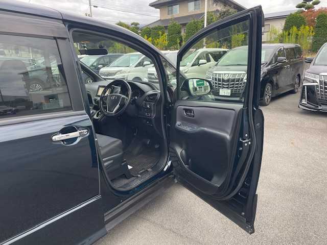 トヨタ ヴォクシー ZS 煌 静岡県 2015(平27)年 7.8万km ブラッキッシュアゲハガラスフレーク ●純正SDナビ/(フルセグ/CD/DVD/Bluetooth)/(NSZT-W64)/●バックカメラ/●純正11型フリップダウンモニター/●アイドリングストップ/●LEDヘッドライト/●オートライト/●フォグランプ/●革巻きステアリング/●ステアリングスイッチ/●電動格納ウインカーミラー/●ETC/●ISOFIX/●純正フロアマット/●ドアバイザー/●前方ドライブレコーダー/●プッシュスタート/●スマートキー/●純正16インチアルミホイール/●ダブル+サイドSRS+ABS/●保証書/●取扱説明書