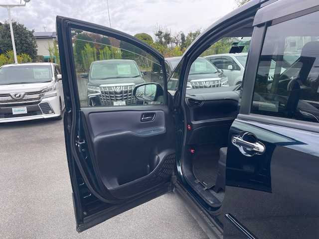 トヨタ ヴォクシー ZS 煌 静岡県 2015(平27)年 7.8万km ブラッキッシュアゲハガラスフレーク ●純正SDナビ/(フルセグ/CD/DVD/Bluetooth)/(NSZT-W64)/●バックカメラ/●純正11型フリップダウンモニター/●アイドリングストップ/●LEDヘッドライト/●オートライト/●フォグランプ/●革巻きステアリング/●ステアリングスイッチ/●電動格納ウインカーミラー/●ETC/●ISOFIX/●純正フロアマット/●ドアバイザー/●前方ドライブレコーダー/●プッシュスタート/●スマートキー/●純正16インチアルミホイール/●ダブル+サイドSRS+ABS/●保証書/●取扱説明書