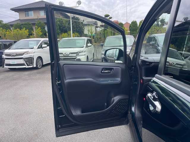 トヨタ ヴォクシー ZS 煌 静岡県 2015(平27)年 7.8万km ブラッキッシュアゲハガラスフレーク ●純正SDナビ/(フルセグ/CD/DVD/Bluetooth)/(NSZT-W64)/●バックカメラ/●純正11型フリップダウンモニター/●アイドリングストップ/●LEDヘッドライト/●オートライト/●フォグランプ/●革巻きステアリング/●ステアリングスイッチ/●電動格納ウインカーミラー/●ETC/●ISOFIX/●純正フロアマット/●ドアバイザー/●前方ドライブレコーダー/●プッシュスタート/●スマートキー/●純正16インチアルミホイール/●ダブル+サイドSRS+ABS/●保証書/●取扱説明書