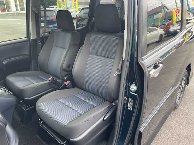 トヨタ ヴォクシー ZS 煌 静岡県 2015(平27)年 7.8万km ブラッキッシュアゲハガラスフレーク ●純正SDナビ/(フルセグ/CD/DVD/Bluetooth)/(NSZT-W64)/●バックカメラ/●純正11型フリップダウンモニター/●アイドリングストップ/●LEDヘッドライト/●オートライト/●フォグランプ/●革巻きステアリング/●ステアリングスイッチ/●電動格納ウインカーミラー/●ETC/●ISOFIX/●純正フロアマット/●ドアバイザー/●前方ドライブレコーダー/●プッシュスタート/●スマートキー/●純正16インチアルミホイール/●ダブル+サイドSRS+ABS/●保証書/●取扱説明書