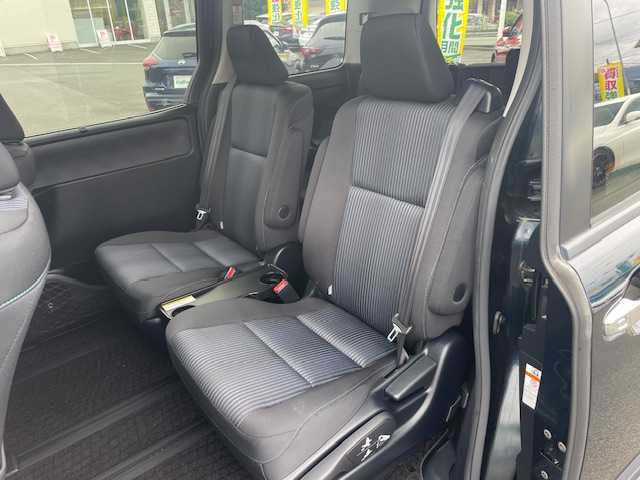 トヨタ ヴォクシー ZS 煌 静岡県 2015(平27)年 7.8万km ブラッキッシュアゲハガラスフレーク ●純正SDナビ/(フルセグ/CD/DVD/Bluetooth)/(NSZT-W64)/●バックカメラ/●純正11型フリップダウンモニター/●アイドリングストップ/●LEDヘッドライト/●オートライト/●フォグランプ/●革巻きステアリング/●ステアリングスイッチ/●電動格納ウインカーミラー/●ETC/●ISOFIX/●純正フロアマット/●ドアバイザー/●前方ドライブレコーダー/●プッシュスタート/●スマートキー/●純正16インチアルミホイール/●ダブル+サイドSRS+ABS/●保証書/●取扱説明書