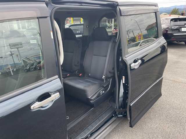 トヨタ ヴォクシー ZS 煌 静岡県 2015(平27)年 7.8万km ブラッキッシュアゲハガラスフレーク ●純正SDナビ/(フルセグ/CD/DVD/Bluetooth)/(NSZT-W64)/●バックカメラ/●純正11型フリップダウンモニター/●アイドリングストップ/●LEDヘッドライト/●オートライト/●フォグランプ/●革巻きステアリング/●ステアリングスイッチ/●電動格納ウインカーミラー/●ETC/●ISOFIX/●純正フロアマット/●ドアバイザー/●前方ドライブレコーダー/●プッシュスタート/●スマートキー/●純正16インチアルミホイール/●ダブル+サイドSRS+ABS/●保証書/●取扱説明書