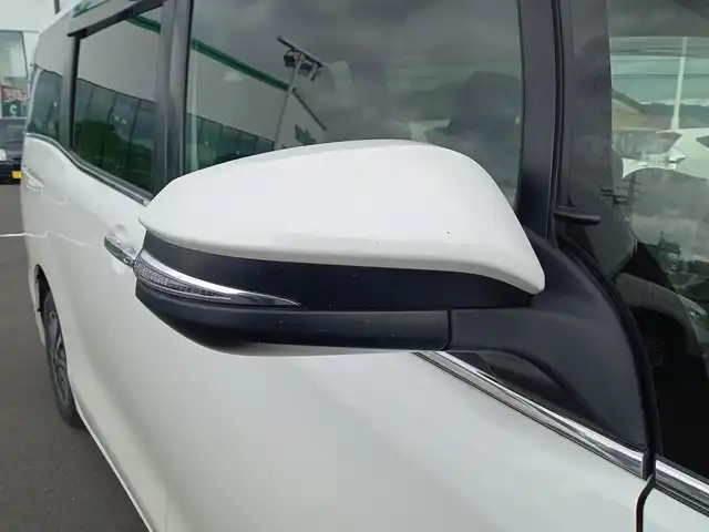 トヨタ エスクァイア Gi 福井県 2019(平31)年 12万km ホワイトパールクリスタルシャイン 衝突被害軽減システム/純正9インチナビ（NSZT-Y68T）/・（フルセグTV/CD/DVD/Bluetooth)/フリップダウンモニター/バックカメラ/ドライブレコーダー/ビルトインETC/オートLEDライト/電動格納ウィンカーミラー/両側パワースライドドア/純正15インチAW/純正フロアマット/スマートキー