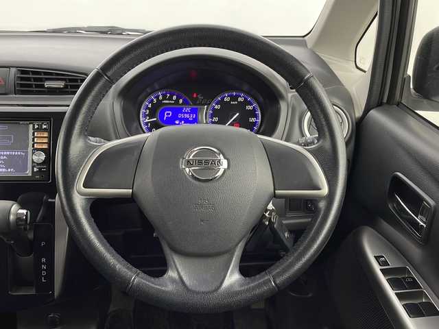 日産 デイズ 新潟県 2013(平25)年 6万km ホワイトパール 4WD/純正ナビ/　　フルセグ/CD/DVD/BT/バックカメラ/HIDヘッドライト/シートヒーター/純正14インチアルミホイール/アイドリングストップ/ウィンカーミラー/電格ミラー/スマートキー/ETC