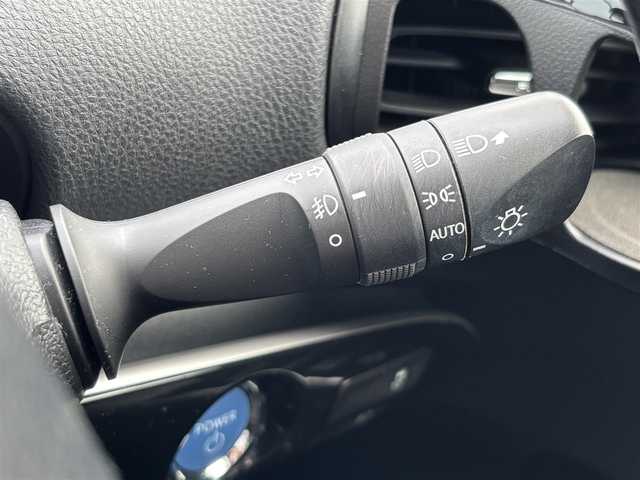 トヨタ プリウス S ツーリングセレクション 宮城県 2019(令1)年 6.5万km ホワイトパールクリスタルシャイン 登録時走行距離６４３３０ｋｍ/純正ナビ　アルパイン/・フルセグテレビ/・Bluetooth/・CD/DVD/・ＡＭ/FM/モデリスタエアロ/レーダークルーズコントロール/プリクラッシュセーフティ/レーンキープアシスト/クリアランスソナー/オートライト/オートマチックハイビーム/ＥＴＣ/ドラレコ/レザーシート/ステアリングスイッチ/デイライト/フォグランプ