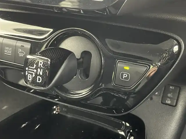 トヨタ プリウス ＰＨＶ Sナビパッケージ・GRスポーツ 茨城県 2017(平29)年 3万km ホワイトパールクリスタルシャイン 純正11.6型ナビ/バックカメラ/フルセグ/衝突被害軽減ブレーキ/車線逸脱抑制装置/レーダークルーズコントロール/オートマチックハイビーム/ETC2.0/シートヒーター/純正18インチAW/LEDヘッドライト/スマートキー