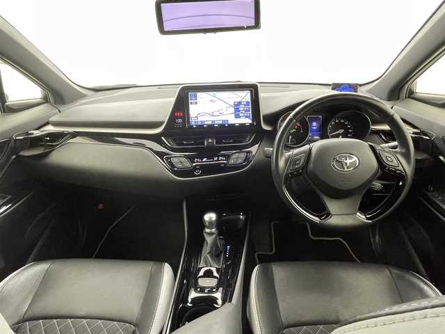 トヨタ Ｃ－ＨＲ G モード ネロ 熊本県 2019(平31)年 7.7万km ホワイトパールクリスタルシャイン 純正ナビ（ＣＤ・ＤＶＤ・フルセグ・ＢＴ・ＳＤ）/バックカメラ　/ビルトインＥＴＣ　/社外前後ドライブレコーダー　/レーダークルーズコントロール　/前後クリアランスソナー　/前席シートヒーター/車線逸脱警報/先行車発進お知らせ機能/ブラインドスポットモニター/横滑り防止/デジタルインナーミラー/ハーフレザーシート/純正フロアマット/純正１８インチAW/オートライト/オートマチックハイビーム/LEDヘッドライト/フォグライト/スマートキー/プッシュスタート/スペアキー1本/保証書/取扱説明書