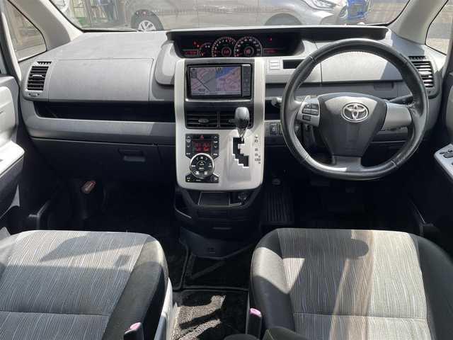 トヨタ ヴォクシー ZS 静岡県 2010(平22)年 7.6万km ホワイトパールクリスタルシャイン 純正ナビ/フルセグTV/DVD/CD/BT/MSV/バックカメラ/両側パワースライドドア/社外16インチAW/パドルシフト/ビルトインETC/HIDヘッドライト/前方ドライブレコーダー/保証書/取扱説明書/H25/27/29/R1/3/5点検記録簿有
