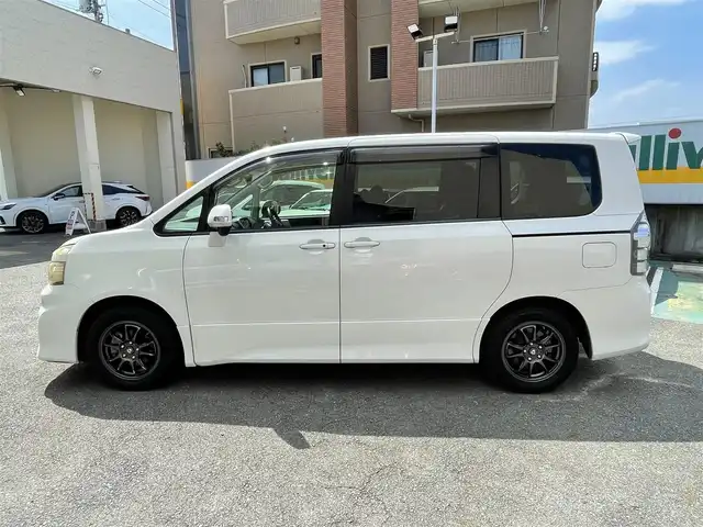 トヨタ ヴォクシー ZS 静岡県 2010(平22)年 7.6万km ホワイトパールクリスタルシャイン 純正ナビ/フルセグTV/DVD/CD/BT/MSV/バックカメラ/両側パワースライドドア/社外16インチAW/パドルシフト/ビルトインETC/HIDヘッドライト/前方ドライブレコーダー/保証書/取扱説明書/H25/27/29/R1/3/5点検記録簿有