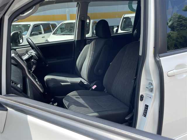 トヨタ ヴォクシー ZS 静岡県 2010(平22)年 7.6万km ホワイトパールクリスタルシャイン 純正ナビ/フルセグTV/DVD/CD/BT/MSV/バックカメラ/両側パワースライドドア/社外16インチAW/パドルシフト/ビルトインETC/HIDヘッドライト/前方ドライブレコーダー/保証書/取扱説明書/H25/27/29/R1/3/5点検記録簿有