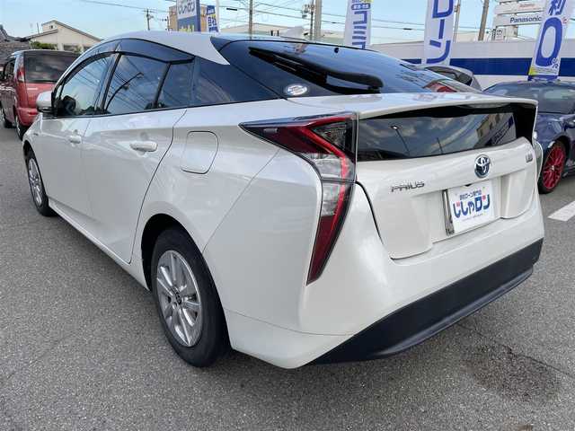 トヨタ プリウス S 兵庫県 2016(平28)年 13.6万km ホワイトパールクリスタルシャイン 純正7インチナビ/(フルセグTV/CD/SD/BT)/バックカメラ/ビルトインETC/オートエアコン/ドライブセレクト/革巻きステアリング/ステアリングスイッチ/オートライト/ふらつき防止/純正フロアマット/プッシュスタート＆スマートキー/ウインカー付き電動格納ミラー/ドアバイザー/LEDヘッドライト/フォグランプ/純正15インチAW