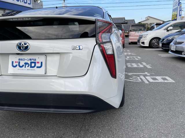 トヨタ プリウス S 兵庫県 2016(平28)年 13.6万km ホワイトパールクリスタルシャイン 純正7インチナビ/(フルセグTV/CD/SD/BT)/バックカメラ/ビルトインETC/オートエアコン/ドライブセレクト/革巻きステアリング/ステアリングスイッチ/オートライト/ふらつき防止/純正フロアマット/プッシュスタート＆スマートキー/ウインカー付き電動格納ミラー/ドアバイザー/LEDヘッドライト/フォグランプ/純正15インチAW