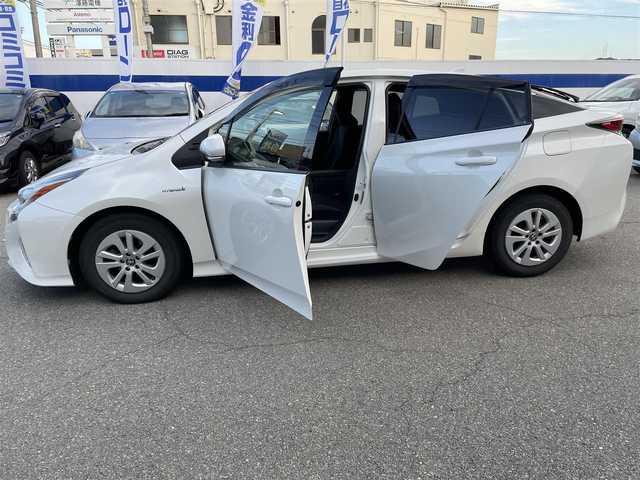 トヨタ プリウス S 兵庫県 2016(平28)年 13.6万km ホワイトパールクリスタルシャイン 純正7インチナビ/(フルセグTV/CD/SD/BT)/バックカメラ/ビルトインETC/オートエアコン/ドライブセレクト/革巻きステアリング/ステアリングスイッチ/オートライト/ふらつき防止/純正フロアマット/プッシュスタート＆スマートキー/ウインカー付き電動格納ミラー/ドアバイザー/LEDヘッドライト/フォグランプ/純正15インチAW