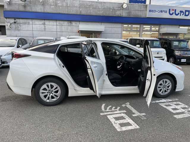 トヨタ プリウス S 兵庫県 2016(平28)年 13.6万km ホワイトパールクリスタルシャイン 純正7インチナビ/(フルセグTV/CD/SD/BT)/バックカメラ/ビルトインETC/オートエアコン/ドライブセレクト/革巻きステアリング/ステアリングスイッチ/オートライト/ふらつき防止/純正フロアマット/プッシュスタート＆スマートキー/ウインカー付き電動格納ミラー/ドアバイザー/LEDヘッドライト/フォグランプ/純正15インチAW
