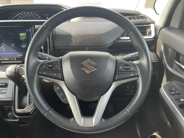 スズキ ソリオ HV MZ 滋賀県 2021(令3)年 2.5万km メロウディープレッドパール ガソリン/2WD/CVT/両側パワースライドドア/純正10インチナビ（CN-RZ10672A）/（FM/AM/CD/DVD/フルセグ/SD/Bluetooth）/バックカメラ・全周囲カメラ/運転席・助手席シートヒーター/ドライブレコーダー/クルーズコントロール/レーンキープアシスト/プリクラッシュブレーキアシスト/横滑り防止装置/コーナーセンサー/革巻きステアリング/ステアリングスイッチ/ヘッドアップディスプレイ/アイドリングストップ/電動格納ミラー/オートライト/オートエアコン/純正フロアマット/純正ドアバイザー/プッシュスタート/スマートキー/スペアキー