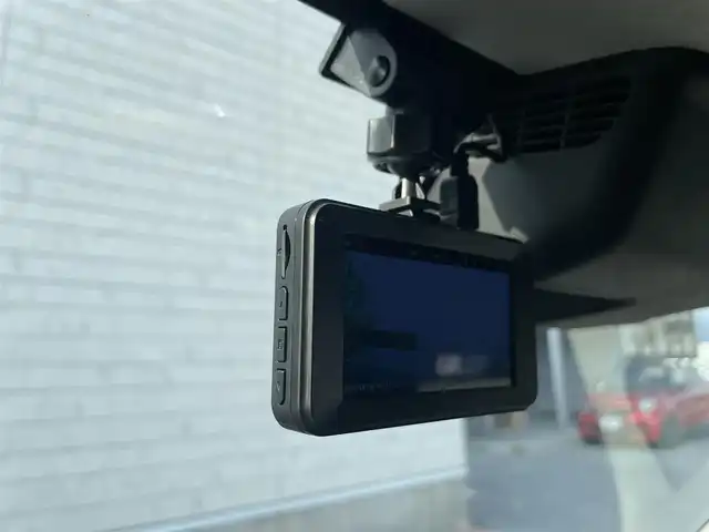 スズキ ソリオ HV MZ 滋賀県 2021(令3)年 2.5万km メロウディープレッドパール ガソリン/2WD/CVT/両側パワースライドドア/純正10インチナビ（CN-RZ10672A）/（FM/AM/CD/DVD/フルセグ/SD/Bluetooth）/バックカメラ・全周囲カメラ/運転席・助手席シートヒーター/ドライブレコーダー/クルーズコントロール/レーンキープアシスト/プリクラッシュブレーキアシスト/横滑り防止装置/コーナーセンサー/革巻きステアリング/ステアリングスイッチ/ヘッドアップディスプレイ/アイドリングストップ/電動格納ミラー/オートライト/オートエアコン/純正フロアマット/純正ドアバイザー/プッシュスタート/スマートキー/スペアキー