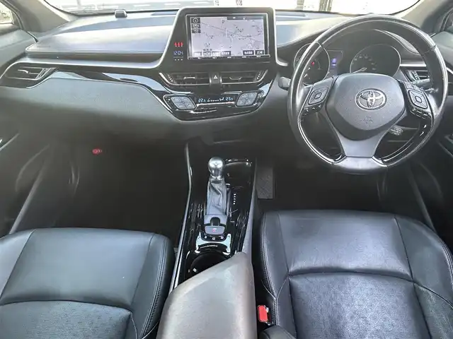 トヨタ Ｃ－ＨＲ G 愛知県 2017(平29)年 7.1万km ホワイトパールクリスタルシャイン 純正ディーラーナビ（AM/FM/CD/DVD/BT/フルセグTV）/トヨタセーフティセンス/　・レーンディパーチャーアラート/　・ブラインドスポットモニター/　・クリアランスソナー/　・プリクラッシュセーフティー/　・リアクロストラフィックアラート/　・オートハイビーム/　・レーダークルーズコントロール/レザーシート/電動パーキングブレーキ/ブレーキホールド/純正18インチアルミホイール/シートヒーター/バックカメラ/デュアルエアコン/自動防眩ミラー/前方ドラレコ/ビルドインETC２．０/オート格納ミラー/ドアバイザー/レベライザー/純正フロアマット