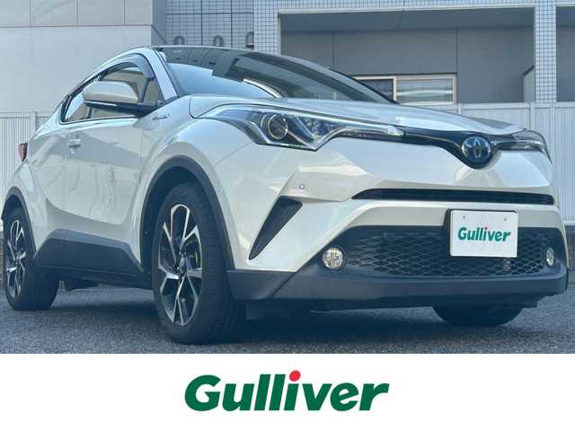 トヨタ Ｃ－ＨＲ G 愛知県 2017(平29)年 7.1万km ホワイトパールクリスタルシャイン 純正ディーラーナビ（AM/FM/CD/DVD/BT/フルセグTV）/トヨタセーフティセンス/　・レーンディパーチャーアラート/　・ブラインドスポットモニター/　・クリアランスソナー/　・プリクラッシュセーフティー/　・リアクロストラフィックアラート/　・オートハイビーム/　・レーダークルーズコントロール/レザーシート/電動パーキングブレーキ/ブレーキホールド/純正18インチアルミホイール/シートヒーター/バックカメラ/デュアルエアコン/自動防眩ミラー/前方ドラレコ/ビルドインETC２．０/オート格納ミラー/ドアバイザー/レベライザー/純正フロアマット