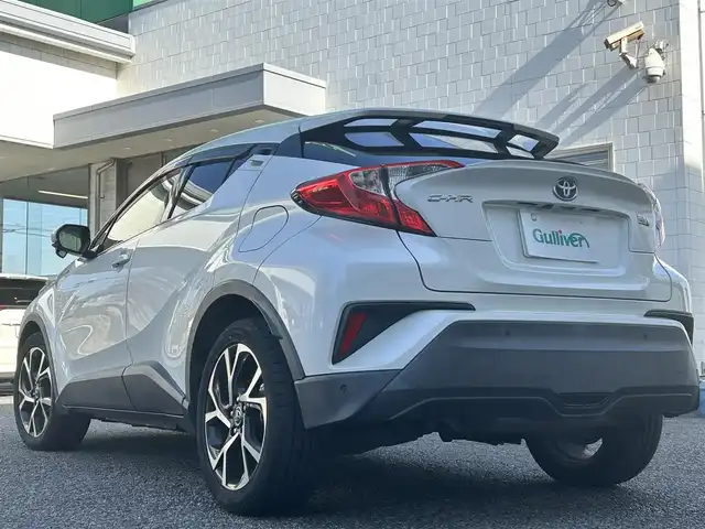 トヨタ Ｃ－ＨＲ G 愛知県 2017(平29)年 7.1万km ホワイトパールクリスタルシャイン 純正ディーラーナビ（AM/FM/CD/DVD/BT/フルセグTV）/トヨタセーフティセンス/　・レーンディパーチャーアラート/　・ブラインドスポットモニター/　・クリアランスソナー/　・プリクラッシュセーフティー/　・リアクロストラフィックアラート/　・オートハイビーム/　・レーダークルーズコントロール/レザーシート/電動パーキングブレーキ/ブレーキホールド/純正18インチアルミホイール/シートヒーター/バックカメラ/デュアルエアコン/自動防眩ミラー/前方ドラレコ/ビルドインETC２．０/オート格納ミラー/ドアバイザー/レベライザー/純正フロアマット