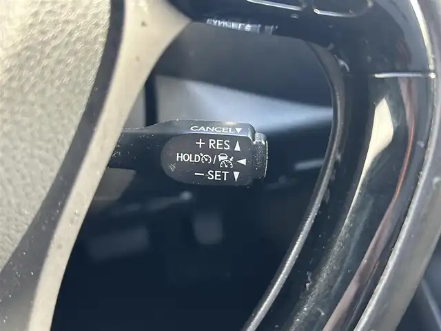 トヨタ Ｃ－ＨＲ G 愛知県 2017(平29)年 7.1万km ホワイトパールクリスタルシャイン 純正ディーラーナビ（AM/FM/CD/DVD/BT/フルセグTV）/トヨタセーフティセンス/　・レーンディパーチャーアラート/　・ブラインドスポットモニター/　・クリアランスソナー/　・プリクラッシュセーフティー/　・リアクロストラフィックアラート/　・オートハイビーム/　・レーダークルーズコントロール/レザーシート/電動パーキングブレーキ/ブレーキホールド/純正18インチアルミホイール/シートヒーター/バックカメラ/デュアルエアコン/自動防眩ミラー/前方ドラレコ/ビルドインETC２．０/オート格納ミラー/ドアバイザー/レベライザー/純正フロアマット