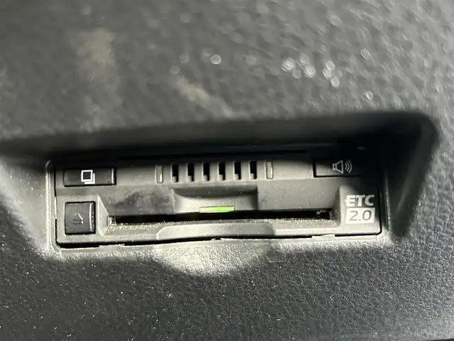 トヨタ Ｃ－ＨＲ G 愛知県 2017(平29)年 7.1万km ホワイトパールクリスタルシャイン 純正ディーラーナビ（AM/FM/CD/DVD/BT/フルセグTV）/トヨタセーフティセンス/　・レーンディパーチャーアラート/　・ブラインドスポットモニター/　・クリアランスソナー/　・プリクラッシュセーフティー/　・リアクロストラフィックアラート/　・オートハイビーム/　・レーダークルーズコントロール/レザーシート/電動パーキングブレーキ/ブレーキホールド/純正18インチアルミホイール/シートヒーター/バックカメラ/デュアルエアコン/自動防眩ミラー/前方ドラレコ/ビルドインETC２．０/オート格納ミラー/ドアバイザー/レベライザー/純正フロアマット