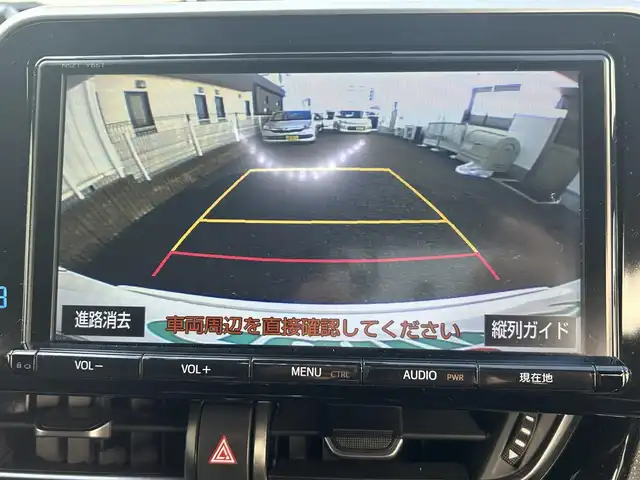 トヨタ Ｃ－ＨＲ G 愛知県 2017(平29)年 7.1万km ホワイトパールクリスタルシャイン 純正ディーラーナビ（AM/FM/CD/DVD/BT/フルセグTV）/トヨタセーフティセンス/　・レーンディパーチャーアラート/　・ブラインドスポットモニター/　・クリアランスソナー/　・プリクラッシュセーフティー/　・リアクロストラフィックアラート/　・オートハイビーム/　・レーダークルーズコントロール/レザーシート/電動パーキングブレーキ/ブレーキホールド/純正18インチアルミホイール/シートヒーター/バックカメラ/デュアルエアコン/自動防眩ミラー/前方ドラレコ/ビルドインETC２．０/オート格納ミラー/ドアバイザー/レベライザー/純正フロアマット