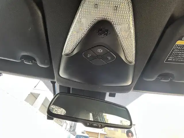 トヨタ Ｃ－ＨＲ G 愛知県 2017(平29)年 7.1万km ホワイトパールクリスタルシャイン 純正ディーラーナビ（AM/FM/CD/DVD/BT/フルセグTV）/トヨタセーフティセンス/　・レーンディパーチャーアラート/　・ブラインドスポットモニター/　・クリアランスソナー/　・プリクラッシュセーフティー/　・リアクロストラフィックアラート/　・オートハイビーム/　・レーダークルーズコントロール/レザーシート/電動パーキングブレーキ/ブレーキホールド/純正18インチアルミホイール/シートヒーター/バックカメラ/デュアルエアコン/自動防眩ミラー/前方ドラレコ/ビルドインETC２．０/オート格納ミラー/ドアバイザー/レベライザー/純正フロアマット