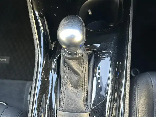 トヨタ Ｃ－ＨＲ G 愛知県 2017(平29)年 7.1万km ホワイトパールクリスタルシャイン 純正ディーラーナビ（AM/FM/CD/DVD/BT/フルセグTV）/トヨタセーフティセンス/　・レーンディパーチャーアラート/　・ブラインドスポットモニター/　・クリアランスソナー/　・プリクラッシュセーフティー/　・リアクロストラフィックアラート/　・オートハイビーム/　・レーダークルーズコントロール/レザーシート/電動パーキングブレーキ/ブレーキホールド/純正18インチアルミホイール/シートヒーター/バックカメラ/デュアルエアコン/自動防眩ミラー/前方ドラレコ/ビルドインETC２．０/オート格納ミラー/ドアバイザー/レベライザー/純正フロアマット