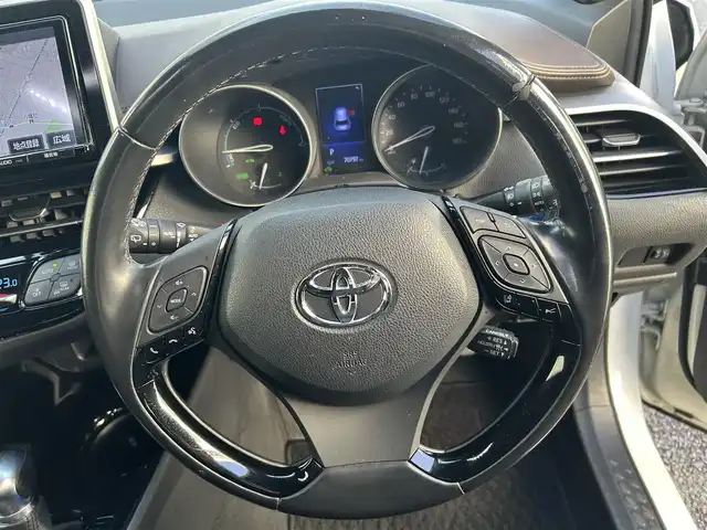 トヨタ Ｃ－ＨＲ G 愛知県 2017(平29)年 7.1万km ホワイトパールクリスタルシャイン 純正ディーラーナビ（AM/FM/CD/DVD/BT/フルセグTV）/トヨタセーフティセンス/　・レーンディパーチャーアラート/　・ブラインドスポットモニター/　・クリアランスソナー/　・プリクラッシュセーフティー/　・リアクロストラフィックアラート/　・オートハイビーム/　・レーダークルーズコントロール/レザーシート/電動パーキングブレーキ/ブレーキホールド/純正18インチアルミホイール/シートヒーター/バックカメラ/デュアルエアコン/自動防眩ミラー/前方ドラレコ/ビルドインETC２．０/オート格納ミラー/ドアバイザー/レベライザー/純正フロアマット